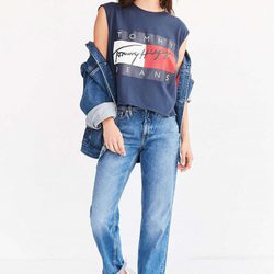 Look denim de Tommy Jeans para Urban Outfitters