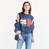 Look denim de Tommy Jeans para Urban Outfitters