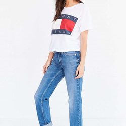 Camiseta blanca de Tommy Jeans para Urban Outfitters