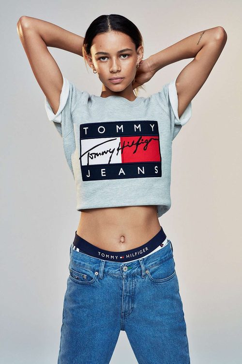 Camiseta gris de Tommy Jeans para Urban Outfitters