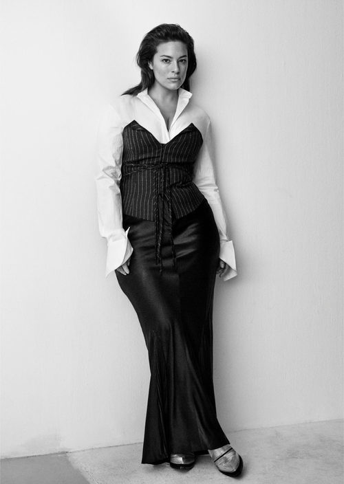 Ashley Graham con una falda y camisa de H&M