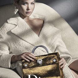 Jennifer Lawrence con un bolso metalizado de Dior otoño/invierno 2016/2017