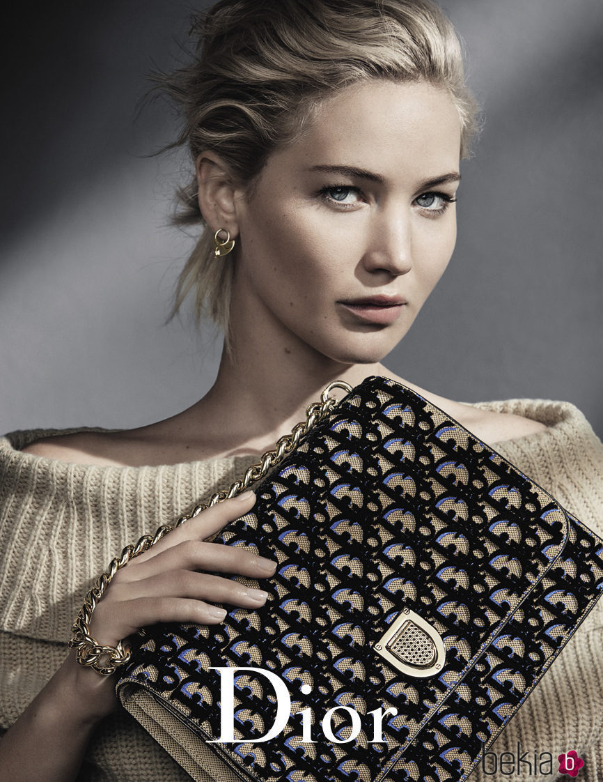 Jennifer Lawrence con un bolso de Dior otoño/invierno 2016/2017