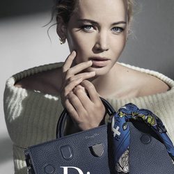 Jennifer Lawrence con un bolso azul de Dior otoño/invierno 2016/2017