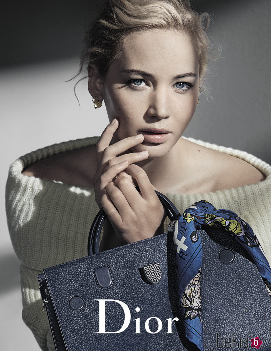 Jennifer Lawrence con un bolso azul de Dior otoño/invierno 2016/2017