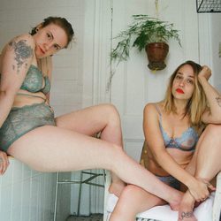 Lena Dunham y Jemima Kirke posando para Lonely Girls