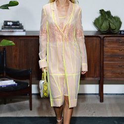 Abrigo beige y amarillo de Jason Wu primavera/verano 2017 en la Semana de la Moda de Nueva York