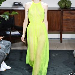 Vestido amarillo de Jason Wu primavera/verano 2017 en la Semana de la Moda de Nueva York