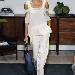 Pantalones blancos de Jason Wu primavera/verano 2017 en la Semana de la Moda de Nueva York