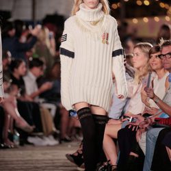 Jersey largo de Tommy Hilfiger otoño/invierno 2016/2017 en la Semana de la Moda de Nueva York