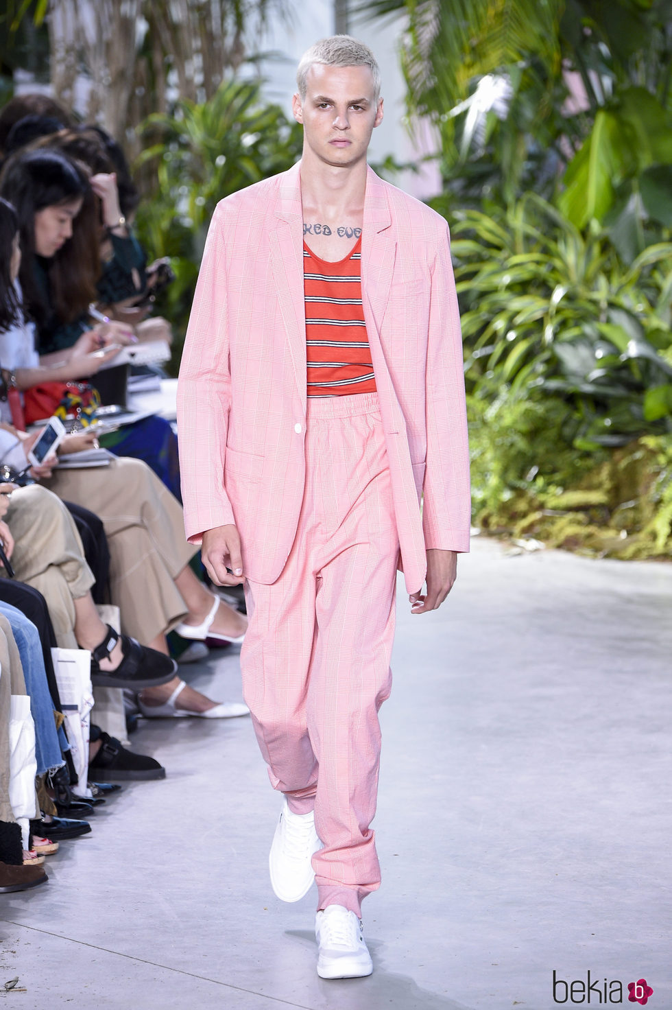 Traje rosa de la colección primavera/verano 2017 de Lacoste en la Nueva York Fashion Week