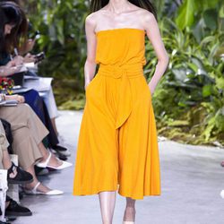 Vestido color mostaza de la colección primavera/verano 2017 de Lacoste en la Nueva York Fashion Week