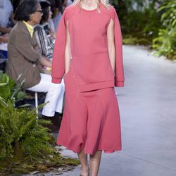 Vestido fucsia de la colección primavera/verano 2017 de Lacoste en la Nueva York Fashion Week