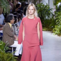 Vestido fucsia de la colección primavera/verano 2017 de Lacoste en la Nueva York Fashion Week