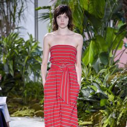 Vestido rojo de rayas de la colección primavera/verano 2017 de Lacoste en la Nueva York Fashion Week