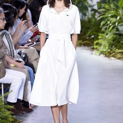 Vestido blanco de la colección primavera/verano 2017 de Lacoste en la Nueva York Fashion Week