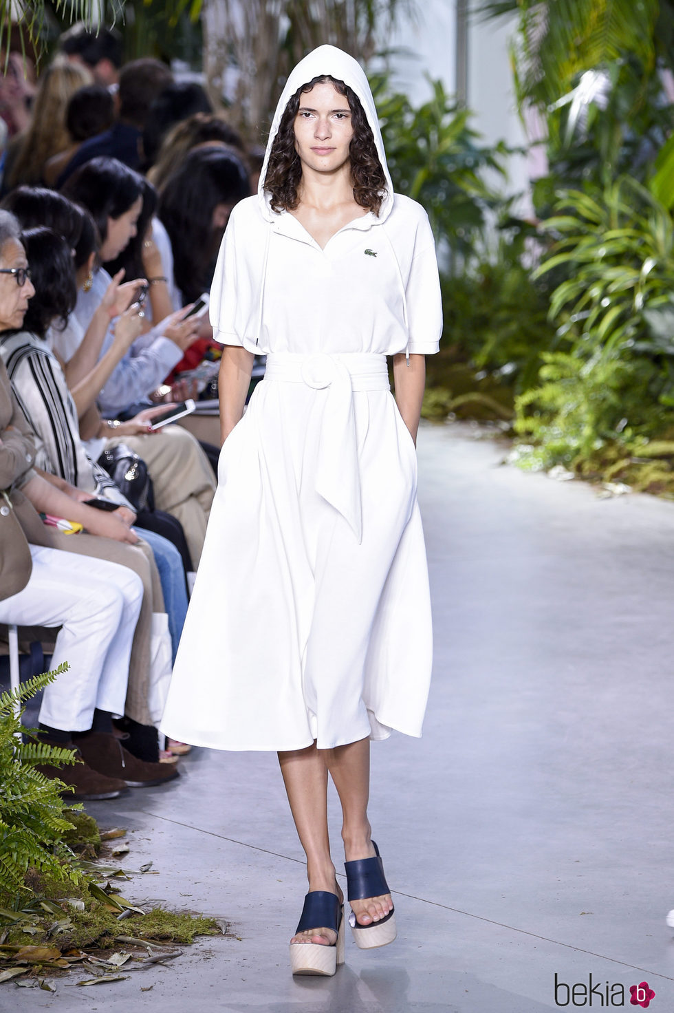 Vestido blanco de la colección primavera/verano 2017 de Lacoste en la Nueva York Fashion Week