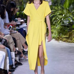 Vestido amarillo de la colección primavera/verano 2017 de Lacoste en la Nueva York Fashion Week