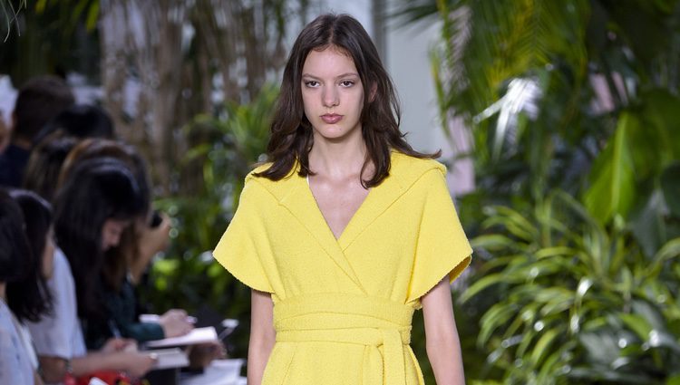 Vestido amarillo de la colección primavera/verano 2017 de Lacoste en la Nueva York Fashion Week