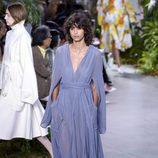 Vestido de gasa azul de la colección primavera/verano 2017 de Lacoste en la Nueva York Fashion Week