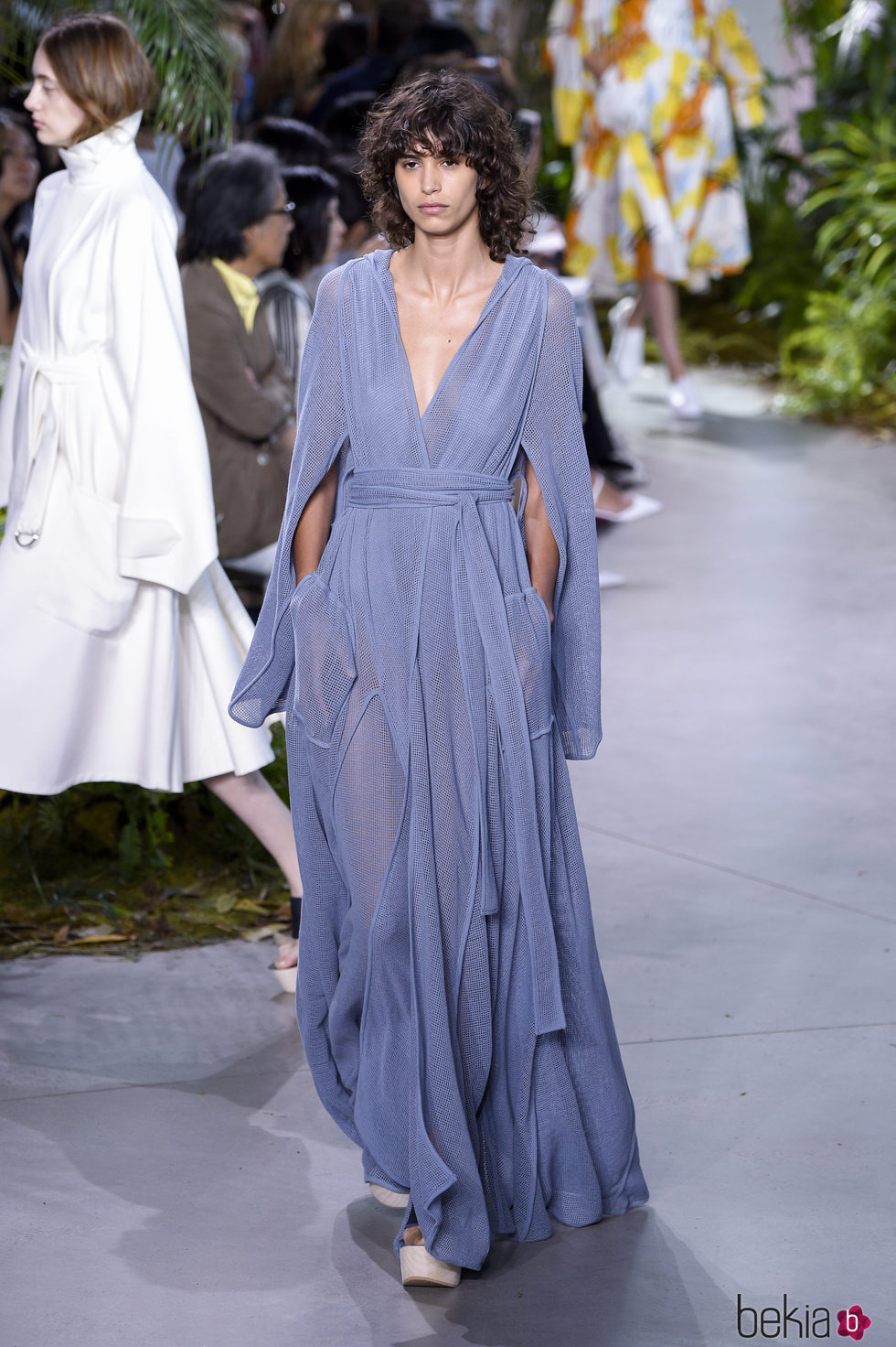 Vestido de gasa azul de la colección primavera/verano 2017 de Lacoste en la Nueva York Fashion Week