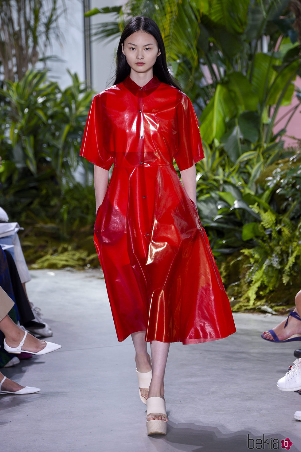 Vestido rojo de vinilo de la colección primavera/verano 2017 de Lacoste en la Nueva York Fashion Week