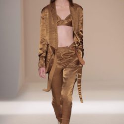 Conjunto ocre de la colección primavera/verano 2017 de Victoria Beckham en Nueva York Fashion Week