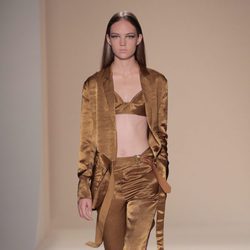 Conjunto ocre de la colección primavera/verano 2017 de Victoria Beckham en Nueva York Fashion Week