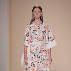 Conjunto floreado de la colección primavera/verano 2017 de Victoria Beckham en Nueva York Fashion Week