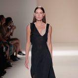 Vestido negro de la colección primavera/verano 2017 de Victoria Beckham en Nueva York Fashion Week