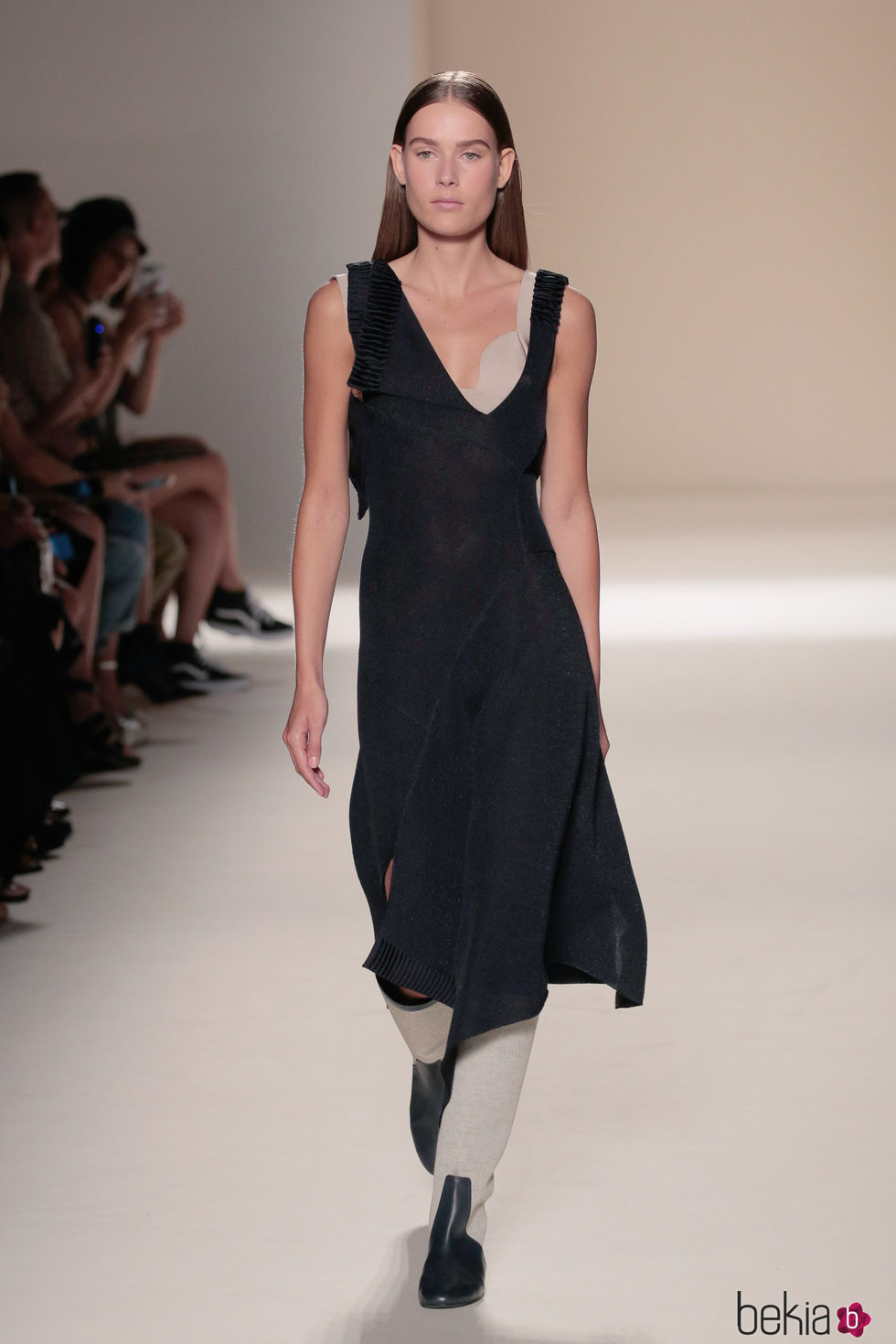 Vestido negro de la colección primavera/verano 2017 de Victoria Beckham en Nueva York Fashion Week