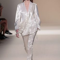 Traje blanco brillante de la colección primavera/verano 2017 de Victoria Beckham en Nueva York Fashion Week
