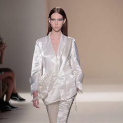 Traje blanco brillante de la colección primavera/verano 2017 de Victoria Beckham en Nueva York Fashion Week