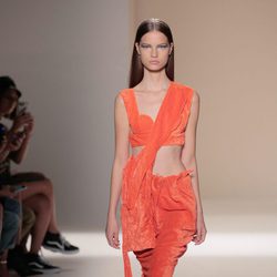 Conjunto de terciopelo naranja de la colección primavera/verano 2017 de Victoria Beckham en Nueva York Fashion Week