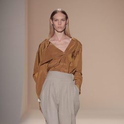 Pantalón de pinzas de la colección primavera/verano 2017 de Victoria Beckham en Nueva York Fashion Week