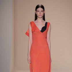 Vestido naranja de punto de la colección primavera/verano 2017 de Victoria Beckham en Nueva York Fashion Week