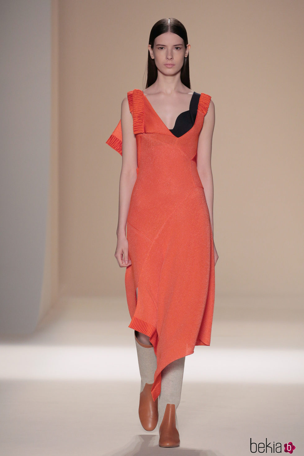 Vestido naranja de punto de la colección primavera/verano 2017 de Victoria Beckham en Nueva York Fashion Week