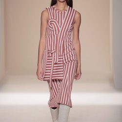 Vestido de rayas de la colección primavera/verano 2017 de Victoria Beckham en Nueva York Fashion Week