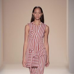 Vestido de rayas de la colección primavera/verano 2017 de Victoria Beckham en Nueva York Fashion Week