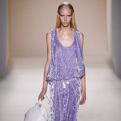 Vestido lila de terciopelo de la colección primavera/verano 2017 de Victoria Beckham en Nueva York Fashion Week