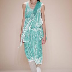 Vestido verde aguamarina de terciopelo de la colección primavera/verano 2017 de Victoria Beckham en Nueva York Fashion Week