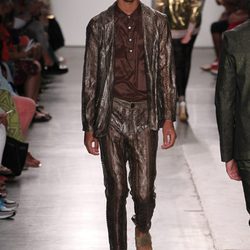 Traje marrón brillante de Custo Barcelona de la colección primavera/verano 2017 en Nueva York Fashion Week