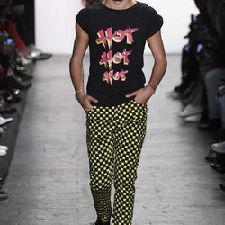Pantalones a cuadros de Jeremy Scott primavera/verano 2017 en la Semana de la Moda de Nueva York