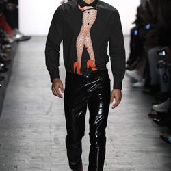 Pantalones de charol de Jeremy Scott primavera/verano 2017 en la Semana de la Moda de Nueva York