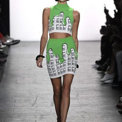 Falda y camiseta de Jeremy Scott primavera/verano 2017 en la Semana de la Moda de Nueva York