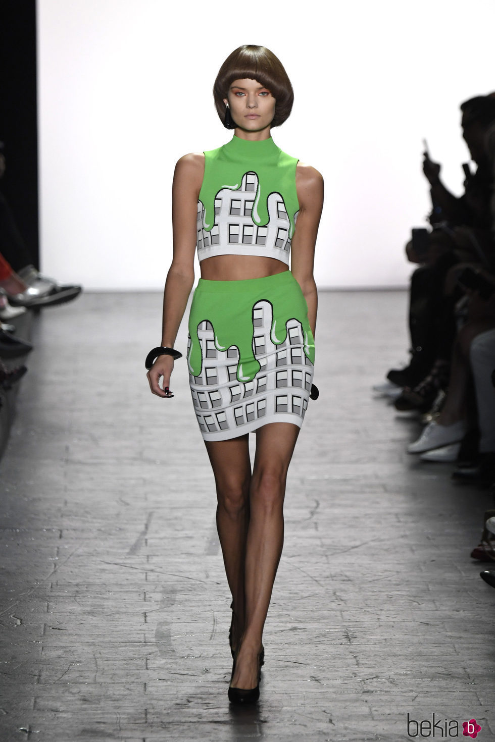 Falda y camiseta de Jeremy Scott primavera/verano 2017 en la Semana de la Moda de Nueva York