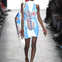 Vestido serigrafiado de Jeremy Scott primavera/verano 2017 en la Semana de la Moda de Nueva York