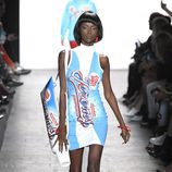 Vestido serigrafiado de Jeremy Scott primavera/verano 2017 en la Semana de la Moda de Nueva York