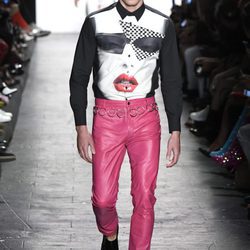 Pantalones rosa fucsia de Jeremy Scott primavera/verano 2017 en la Semana de la Moda de Nueva York