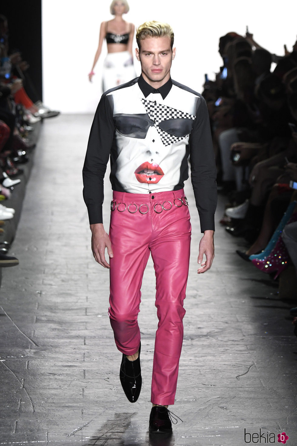 Pantalones rosa fucsia de Jeremy Scott primavera/verano 2017 en la Semana de la Moda de Nueva York